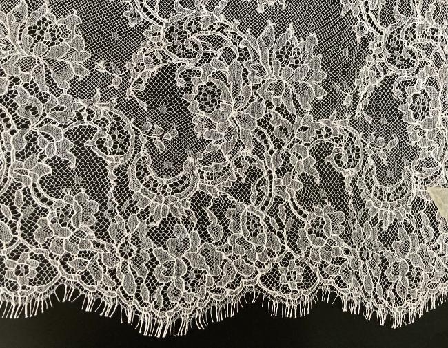 Dentelle chantilly française blanche très fine  