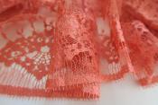 COUPON 3M30 de dentelle de Calais  bouquets sur tulle coloris estival corail 