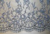 Bande de dentelle Chantilly fleurs intemporelles avec belle écaille bleue romantique