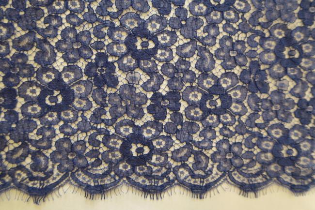 COUPON 3M de dentelle de Calais intemporelle avec belle écaille Bleu Indigo