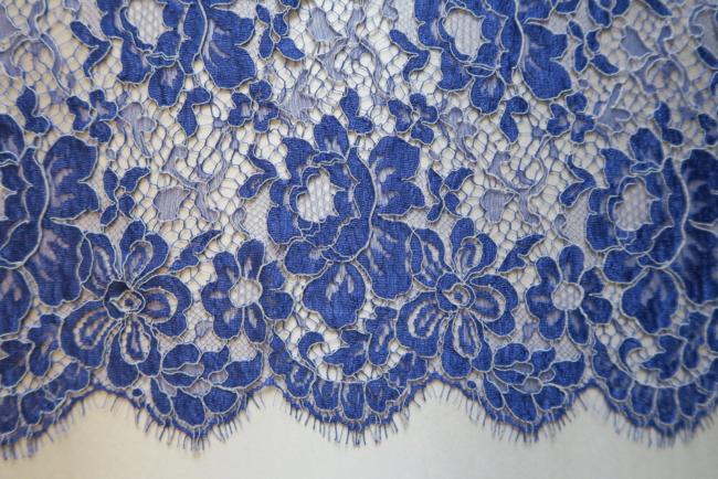 Dentelle de Calais avec belle écaille bleue Majorelle et Blanc