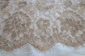 Dentelle de Calais florale intemporelle bicolore beige et rose