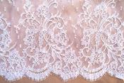 Coupon de dentelle de Calais dite Chantilly 2M60 fleurs et belle écaille blanche