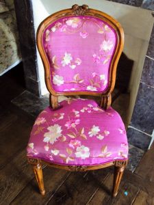 fauteuil recouvert soie