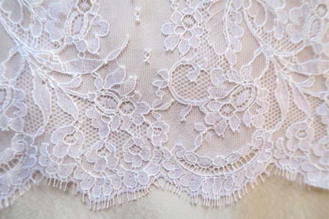 Coupon de dentelle de Calais dite Chantilly 2M60 fleurs et belle écaille blanche