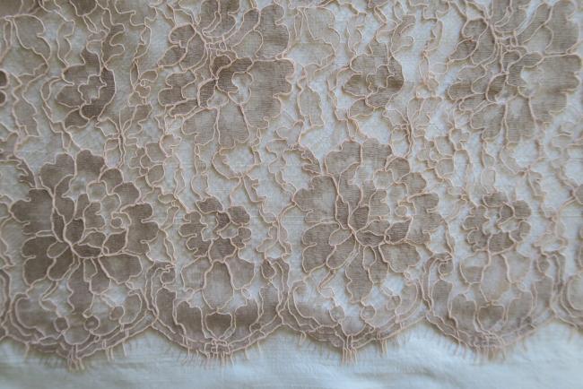 Dentelle de Calais florale intemporelle bicolore beige et rose