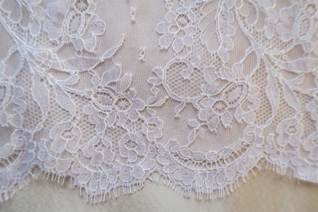 1m40 Dentelle Chantilly blanche mariée  écaille des 2 côtés 