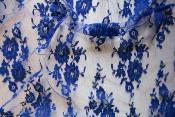 Dentelle Chantilly fleurs intemporelles avec belle écaille bleue Majorelle
