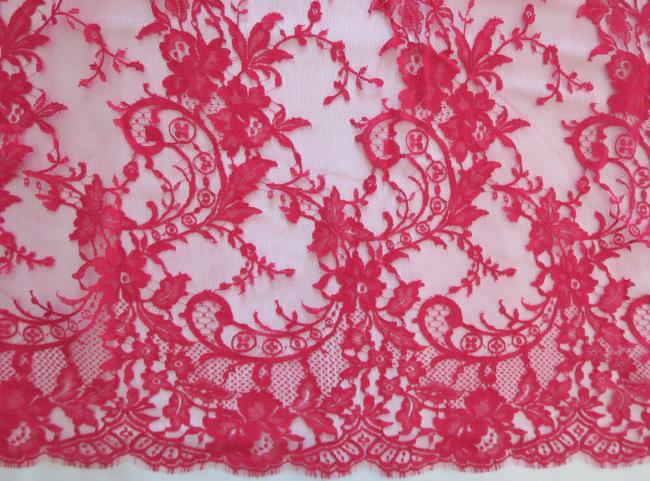 Dentelle Chantilly fleurs intemporelles avec belle écaille rose fuchsia