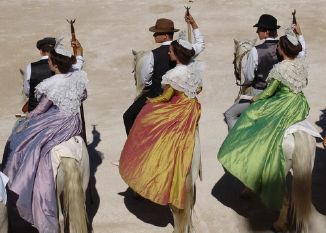 Costume folklorique en soie a coudre Costume folklorique en soie a coudre
