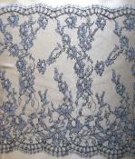 Bande de dentelle Chantilly fleurs intemporelles avec belle écaille bleue romantique