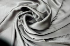 Crepe envers satin stretch gris fonçé 