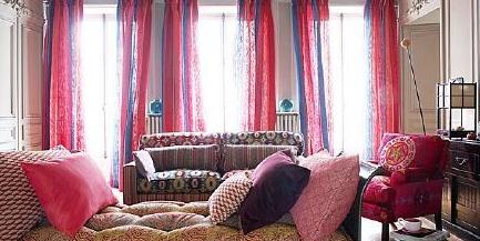 Salon au style bobo-chic avec des rideaux roses 