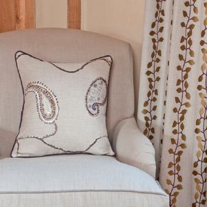 Coussin et rideaux en lin brodé de couleur taupe avec des motifs de feuilles