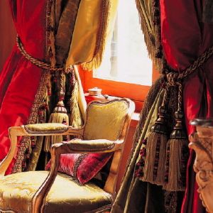 Siège et rideau aux couleurs rouge et doré style royal