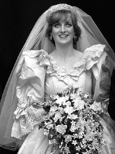 Lady Diana dans sa robe de mariée