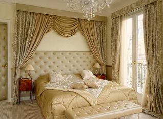 Chambre luxueuse doré avec des double-rideaux dorés