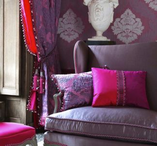 Fauteuil et rideau violet et fushia